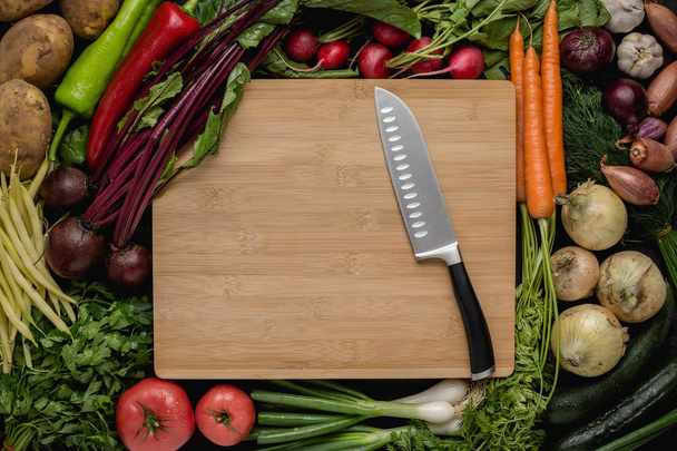 Ahşap kesme tahtası üzerinde taze sebzeler ile mutfak Santoku bıçak. Vejetaryen ham gıda. Sağlıklı yeme konsepti. - Fotoğraf, Görsel