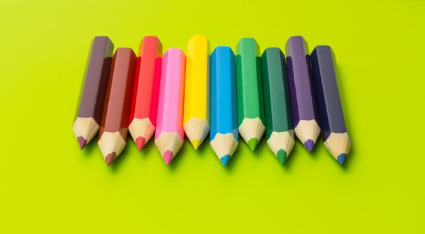 Conjunto de lápices de colores dispuestos en colores arco iris
 - Foto, imagen
