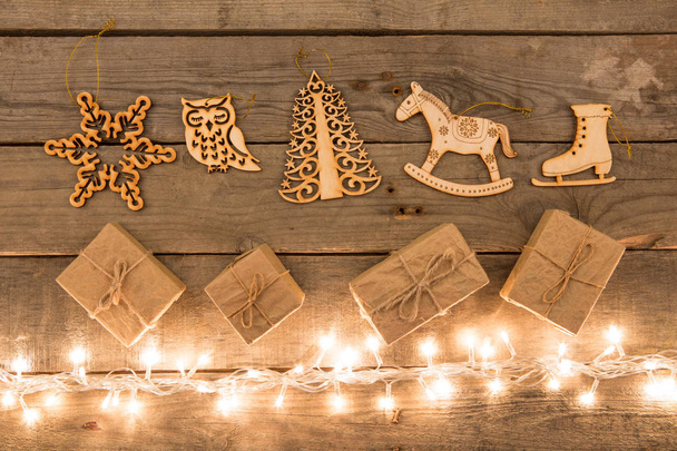 Decoración navideña vintage y luces en el fondo de madera
 - Foto, Imagen