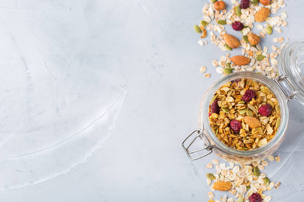 Granola muesli casera con ingredientes, comida saludable para el desayuno
 - Foto, Imagen