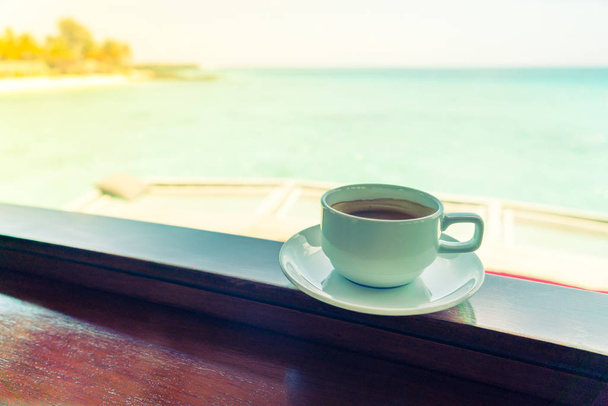 Φλιτζάνι καφέ με όμορφες τροπικές Μαλδίβες. (Φιλτραρισμένο - Φωτογραφία, εικόνα