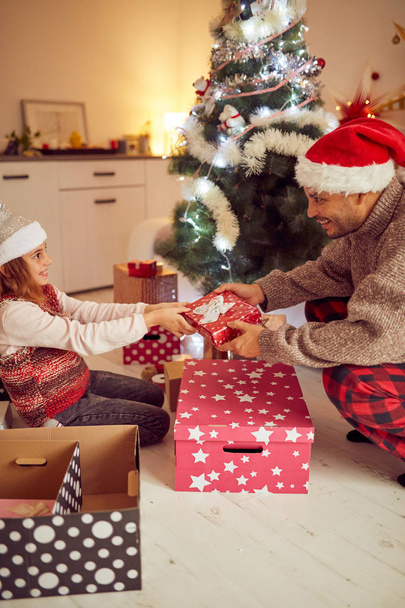 Vater und Tochter genießen Weihnachten / Neujahr. - Foto, Bild