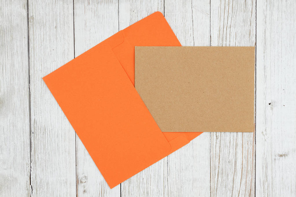 Carte de vœux vierge marron avec enveloppe sur texture altérée wh
 - Photo, image