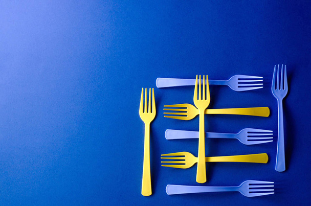 Fourchettes colorées en plastique alignées en forme de carré
. - Photo, image