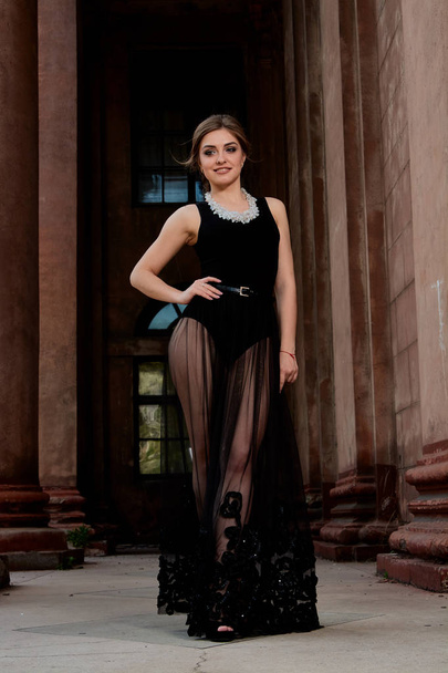 La jeune femme porte une robe noire transparente sexy. Jeune femme portrait moderne
. - Photo, image