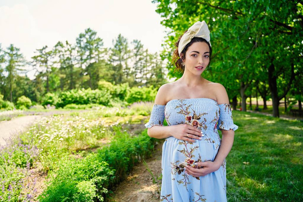Gorgeous pregnant woman in summer park - Fotografie, Obrázek