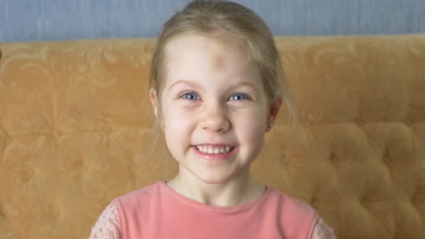 Boldog vicces kék szemű kislány, szőke haj - Felvétel, videó