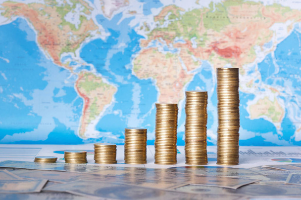 World Business Concept: Grown Up Coin Graph op de wereldkaart en ons dollar achtergrond. - Foto, afbeelding