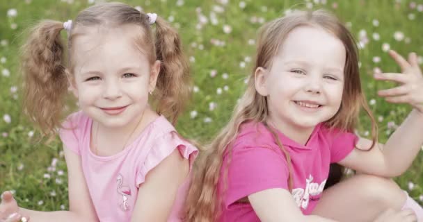 Deux jolies petites filles en rose souriant à la caméra
. - Séquence, vidéo