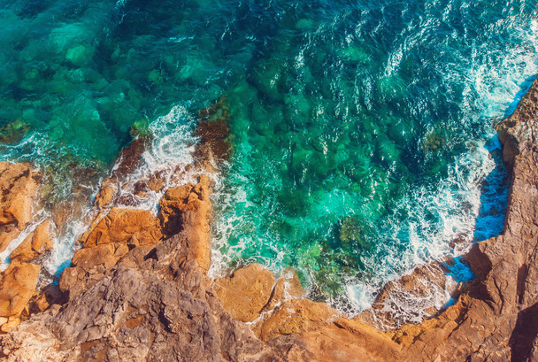 L'eau claire azur frappe la côte rocheuse de la plage de corail. Vue aérienne du dessus
 - Photo, image