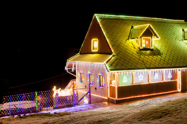 casa no inverno na época de Natal, República Checa
 - Foto, Imagem