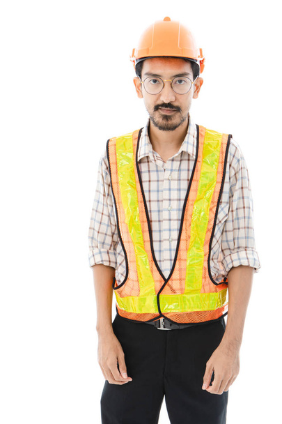 Инженер стоит в оранжевом шлеме и жилете
 - Фото, изображение