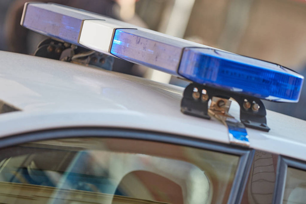 Полицейская машина с синими фонарями на месте преступления в пробке / урбе
 - Фото, изображение