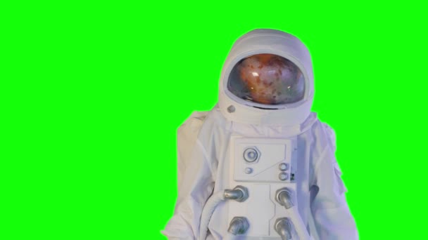 ο αστροναύτης κινείται προς τα εμπρός σε ένα πράσινο φόντο - Πλάνα, βίντεο