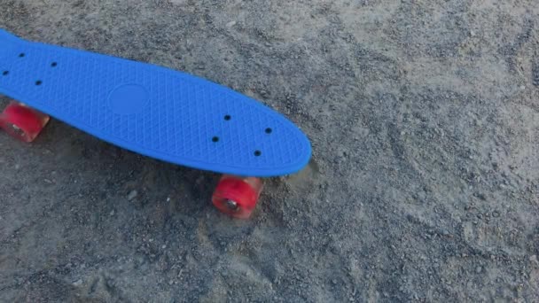 Skateboard in piedi sulla sabbia in tempo luminoso
. - Filmati, video