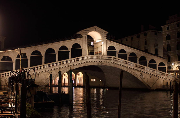 Γέφυρα Ριάλτο τή νύχτα στη Βενετία - Φωτογραφία, εικόνα