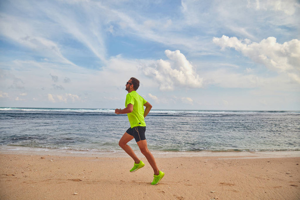 Hombre corriendo / corriendo en una playa tropical exótica
. - Foto, Imagen