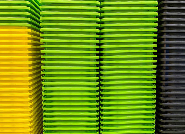 Boîtes en plastique empilées colorées
 - Photo, image