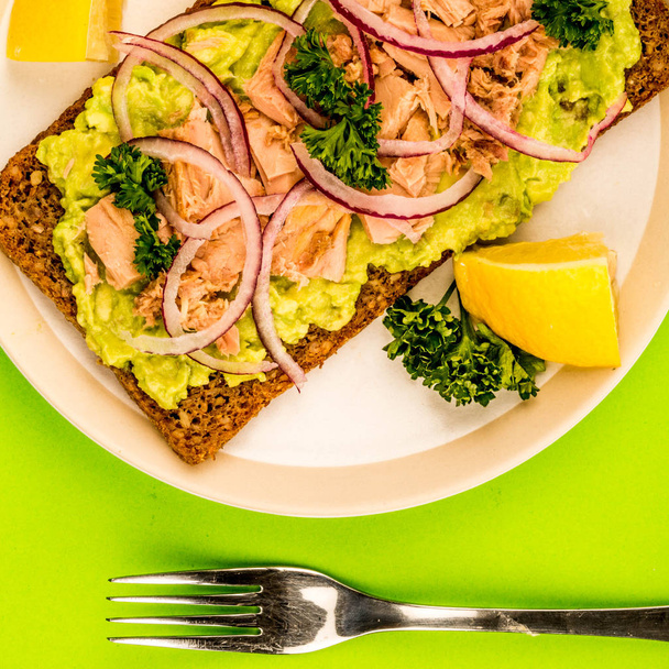 Tonijn en avocado open sandwich - Foto, afbeelding