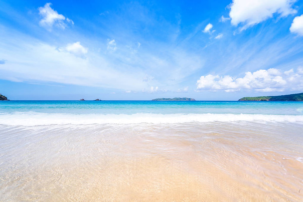 Bella splendida spiaggia di sabbia color oro con onde morbide isolate con cielo soleggiato blu. Concetto di tropicale idea di turismo tranquillo, spazio copia, primo piano
 - Foto, immagini