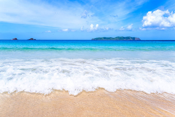 Hermosa playa de arena de color oro increíble con olas suaves aisladas con el cielo azul soleado. Concepto de turismo tropical tranquilo idea, espacio de copia, primer plano
 - Foto, Imagen