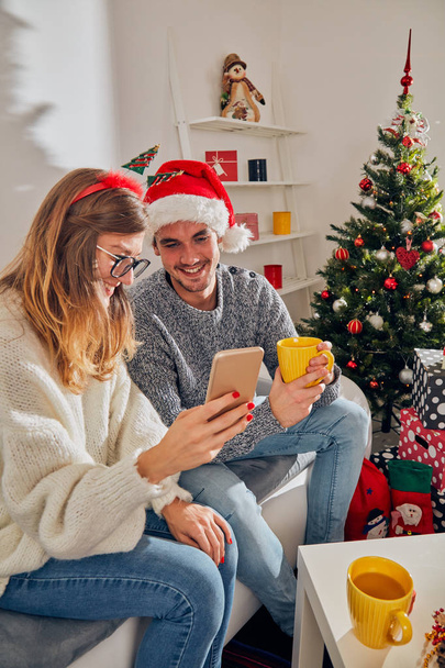 Felice coppia godendo Capodanno / vigilia di Natale con il cellulare
  - Foto, immagini