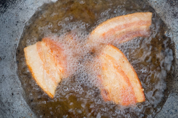 Fritando barriga de porco
 - Foto, Imagem