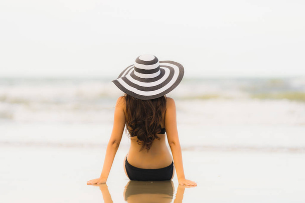 Retrato hermosa joven mujer asiática usar bikini en la playa se
 - Foto, Imagen
