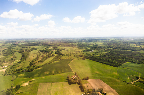 vista aérea de hermoso paisaje con verdes colinas bajo el cielo azul con nubes en roma, italia
 - Foto, imagen