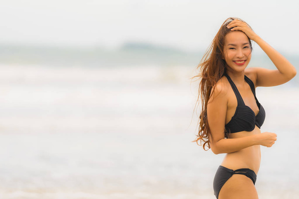 Retrato bonito jovem asiático mulher desgaste biquíni na praia se
 - Foto, Imagem