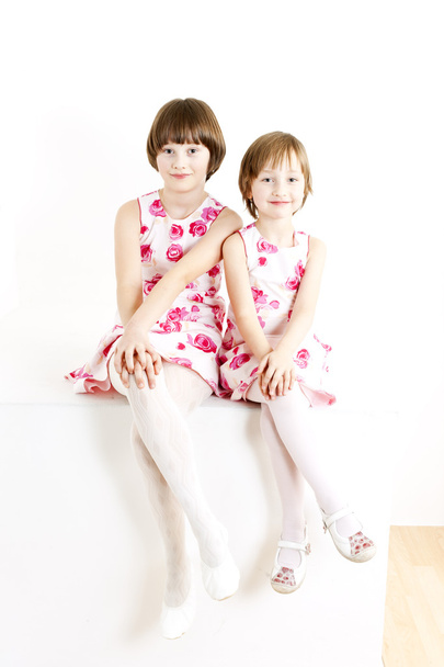 two sisters wearing similar dresses - Foto, Bild