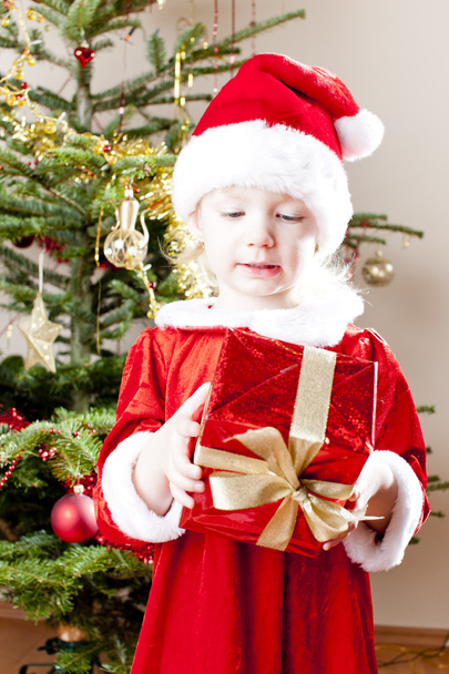 かわいい女の子のクリスマス プレゼントでサンタ クロースとして - 写真・画像