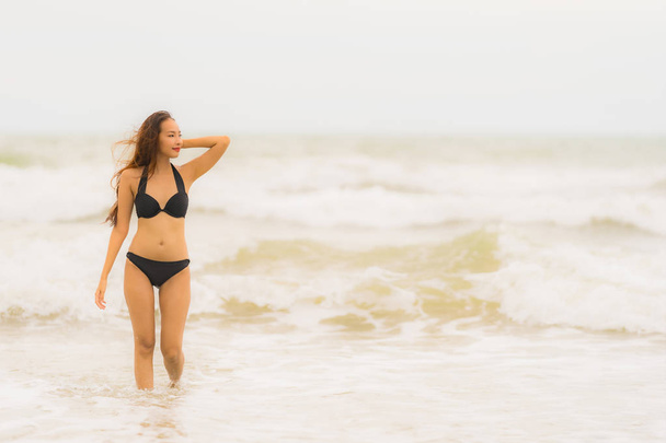 Porträt schöne junge asiatische Frau trägt Bikini am Strand - Foto, Bild
