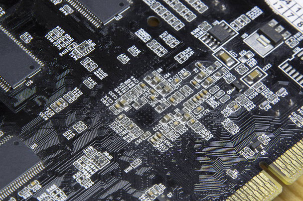 небольшие smd компоненты на черной компьютерной плате
 - Фото, изображение