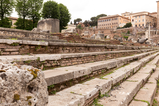 focus selettivo di scale in cemento a roma, Italia
 - Foto, immagini