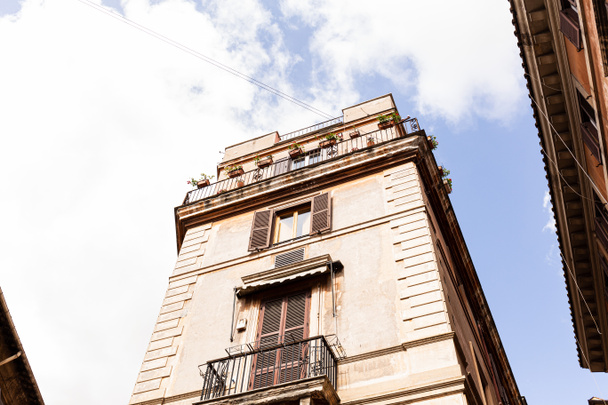 Spodní pohled na budovy pod modrým nebem v Římě, Itálie - Fotografie, Obrázek