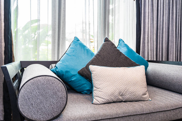 Красива зручна подушка на дивані-ліжку прикраса у живому ро
 - Фото, зображення
