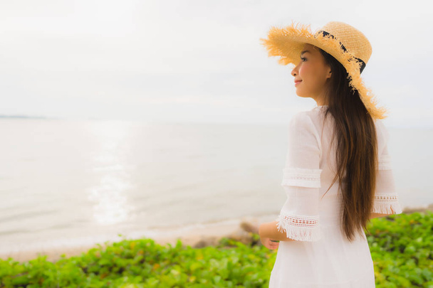 Портрет красивая азиатская женщина носить шляпу с улыбкой счастливого отдыха
 - Фото, изображение