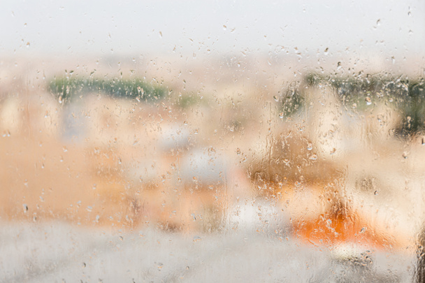 ventana húmeda con gotas de lluvia en roma, italia
 - Foto, Imagen