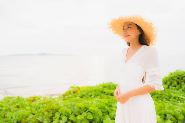 Portrét krásné asijské ženy nosí klobouk s úsměvem šťastným. - Fotografie, Obrázek