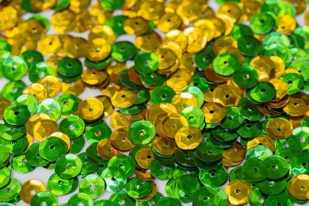 зеленые и золотые блёстки
  - Фото, изображение