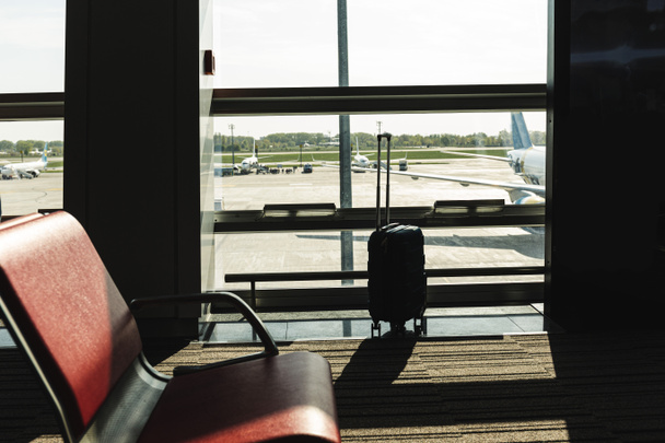 aeroporto sala de espera com mala em roma, itália
 - Foto, Imagem