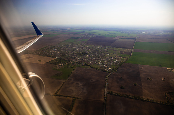 vista aérea del país desde la ventana del avión en roma, italia
 - Foto, Imagen