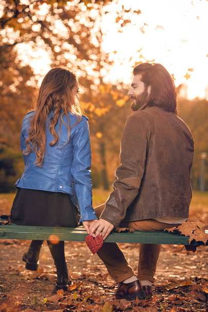 Пара в осінній сезон кольоровий парк насолоджується на відкритому повітрі
. - Фото, зображення
