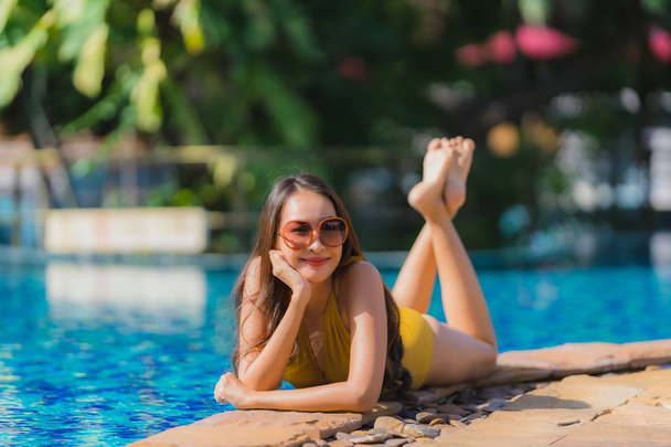 Portret mooie jonge Aziatische vrouw Leisure Relax glimlach en hap - Foto, afbeelding