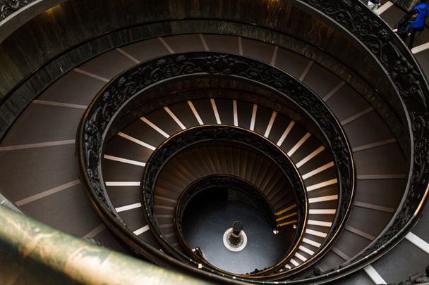 Rome, Italië-28 juni 2019: oude spiraalvormige Bramante trap in Vaticaanse musea - Foto, afbeelding