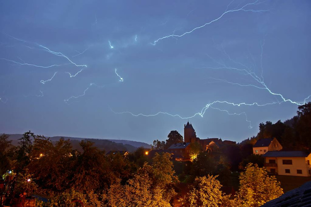 Nachtelijke onweersbui boven kasteel Bertrada in Duitsland - Foto, afbeelding