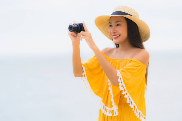 Portret piękny Asian kobieta nosić kapelusz z uśmiech szczęśliwy wypoczynek - Zdjęcie, obraz