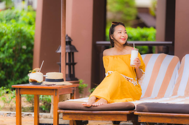 Портрет красивая молодая азиатская женщина отдыха расслабиться улыбка и хап
 - Фото, изображение