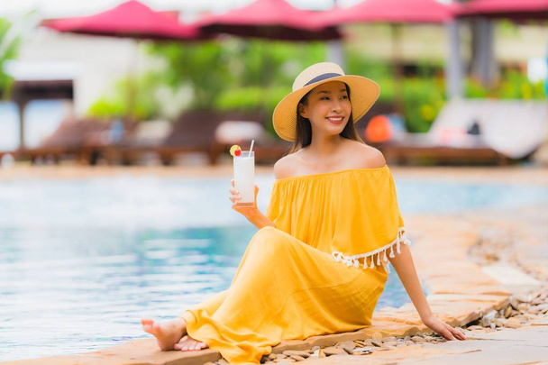 Portrét krásná mladá asijská žena volný relaxační úsměv a Hape - Fotografie, Obrázek